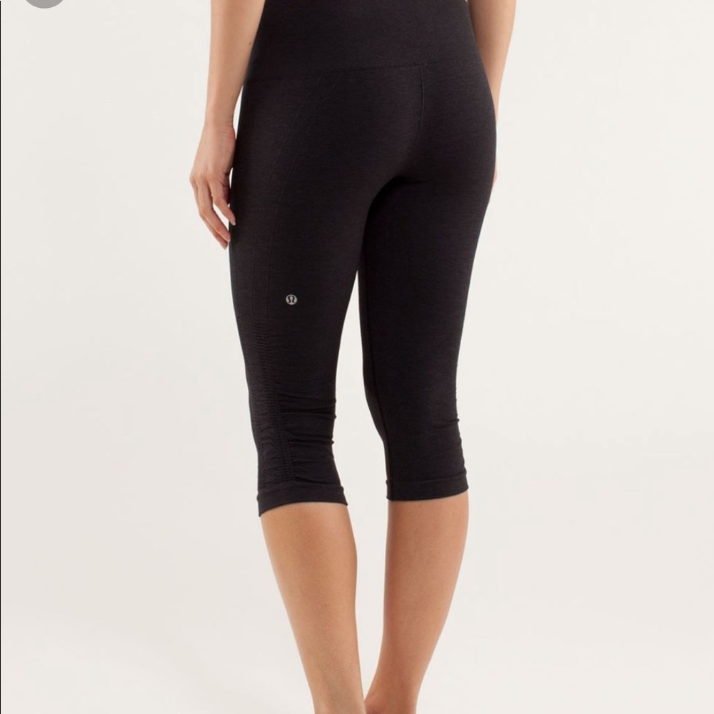 BLACK Lululemon in the flow crop capri legging
